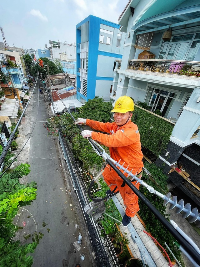 Một ng&agrave;y l&agrave;m việc của người c&ocirc;ng nh&acirc;n điện - Ảnh 1.