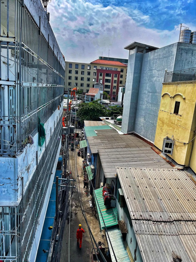Một ng&agrave;y l&agrave;m việc của người c&ocirc;ng nh&acirc;n điện - Ảnh 3.