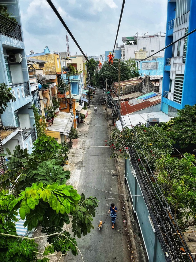 Một ng&agrave;y l&agrave;m việc của người c&ocirc;ng nh&acirc;n điện - Ảnh 4.