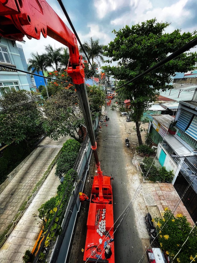 Một ng&agrave;y l&agrave;m việc của người c&ocirc;ng nh&acirc;n điện - Ảnh 6.