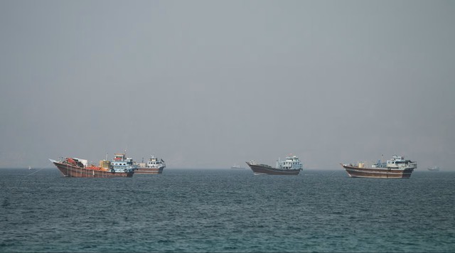Kinh tế ch&acirc;u &Aacute; vẫn 'phập phồng' v&igrave; eo biển Hormuz - Ảnh 1.