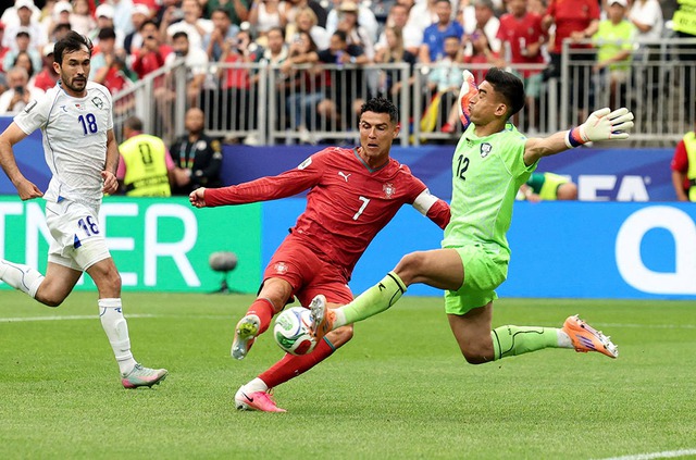 Bản lĩnh Ronaldo đưa Bồ Đ&agrave;o Nha vượt kh&oacute;- Ảnh 1.