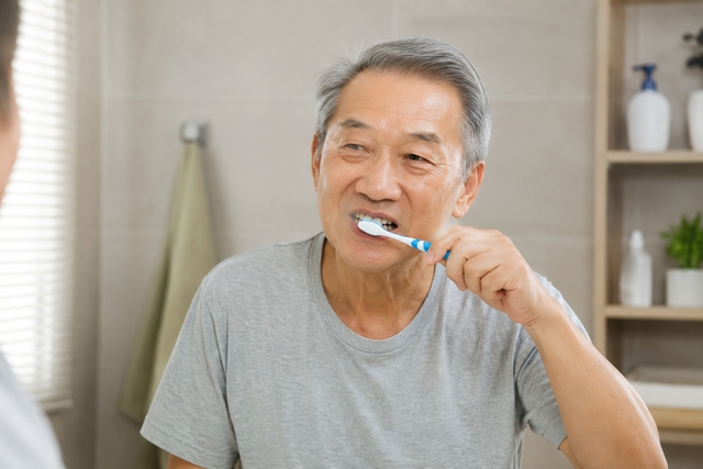 Thay đổi nhỏ khi đ&aacute;nh răng mang lợi lớn cho sức khỏe người lớn tuổi - Ảnh 1.