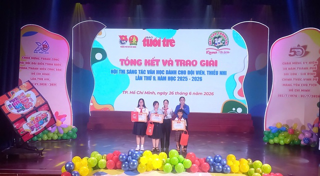 Đọc b&aacute;o mỗi ng&agrave;y, nữ sinh lớp 8 gi&agrave;nh giải nhất văn xu&ocirc;i - Ảnh 2.