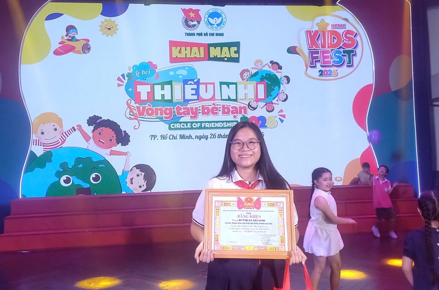 Đọc b&aacute;o mỗi ng&agrave;y, nữ sinh lớp 8 gi&agrave;nh giải nhất văn xu&ocirc;i - Ảnh 3.