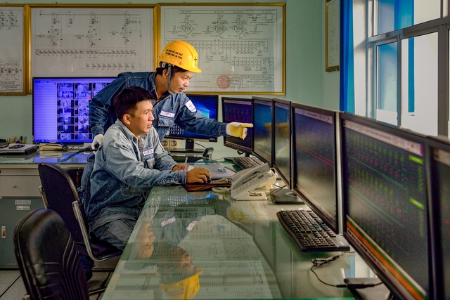 Bộ ảnh dự thi: Kiểm tra thiết bị vận hành trạm biến áp - Ảnh 7.