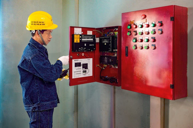 Bộ ảnh dự thi: Kiểm tra thiết bị vận hành trạm biến áp - Ảnh 5.