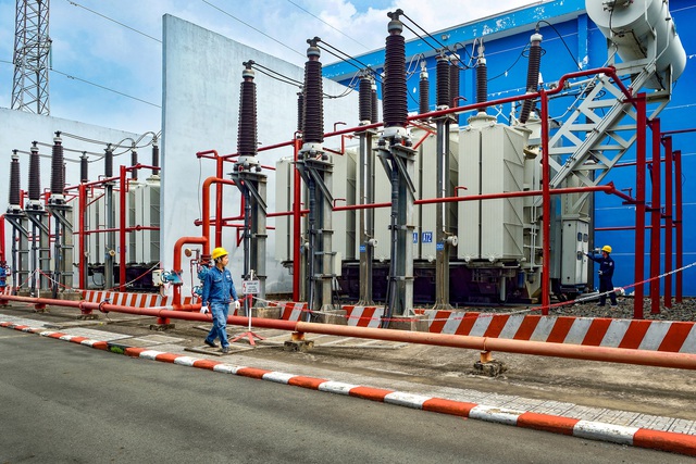 Bộ ảnh dự thi: Kiểm tra thiết bị vận hành trạm biến áp - Ảnh 2.