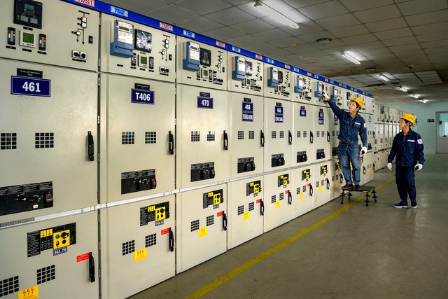 Bộ ảnh dự thi: Kiểm tra thiết bị vận hành trạm biến áp - Ảnh 9.