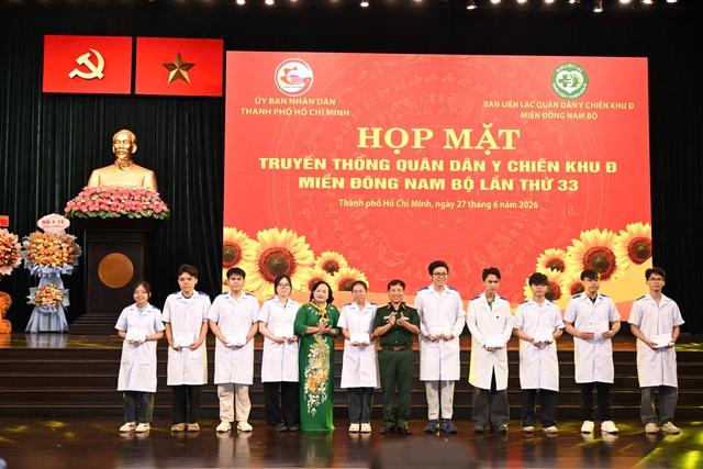 Tri &acirc;n những thầy thuốc một thời 'tay cầm s&uacute;ng, vai mang t&uacute;i cứu thương'- Ảnh 2.