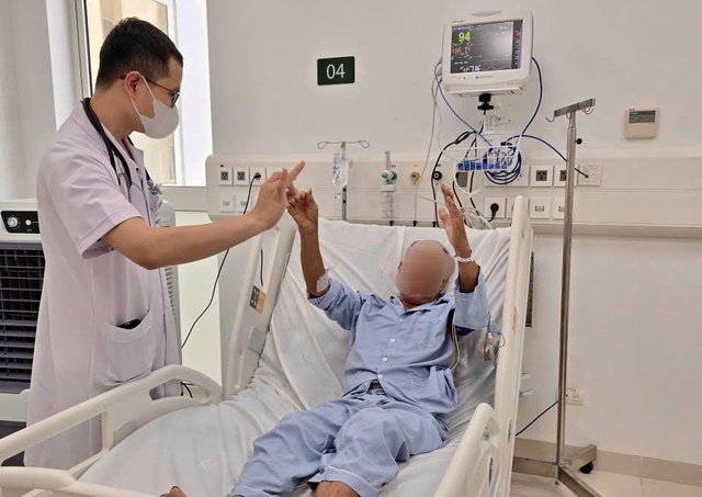 Hai bệnh nh&acirc;n đột quỵ được cấp cứu th&agrave;nh c&ocirc;ng tại Bệnh viện Bạch Mai Ninh B&igrave;nh- Ảnh 1.