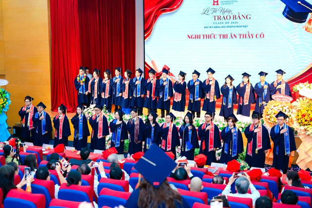 Một trường ĐH trao bằng cho b&aacute;c sĩ y khoa kh&oacute;a đầu ti&ecirc;n - Ảnh 1.