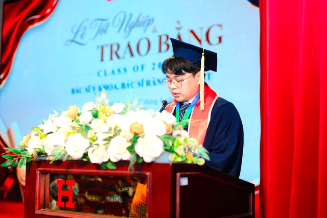 Một trường ĐH trao bằng cho b&aacute;c sĩ y khoa kh&oacute;a đầu ti&ecirc;n - Ảnh 2.