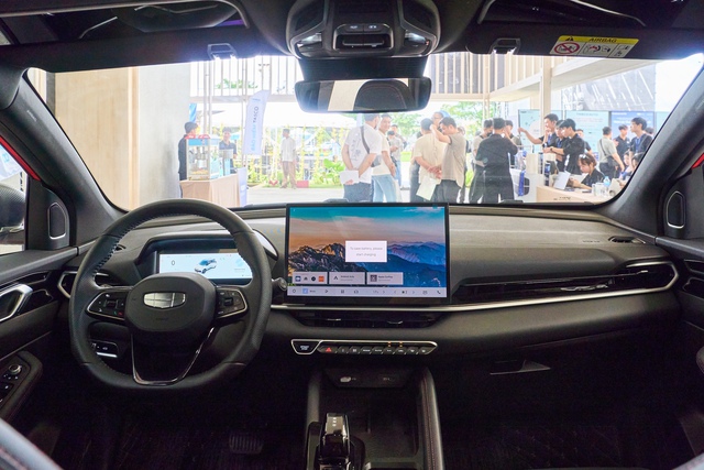 &Ocirc;m v&ocirc;-lăng Geely Coolray: &lsquo;Đối trọng&rsquo; nặng k&yacute; của xe Nhật, H&agrave;n- Ảnh 2.
