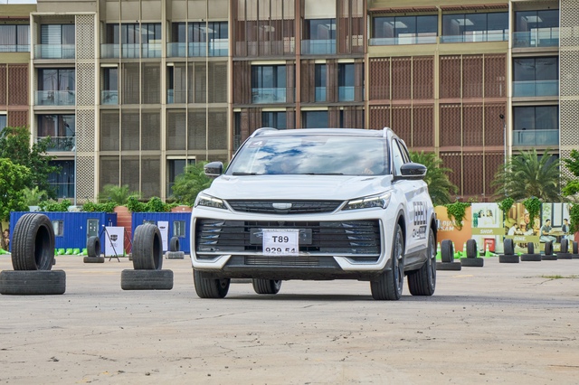 &Ocirc;m v&ocirc;-lăng Geely Coolray: &lsquo;Đối trọng&rsquo; nặng k&yacute; của xe Nhật, H&agrave;n- Ảnh 1.
