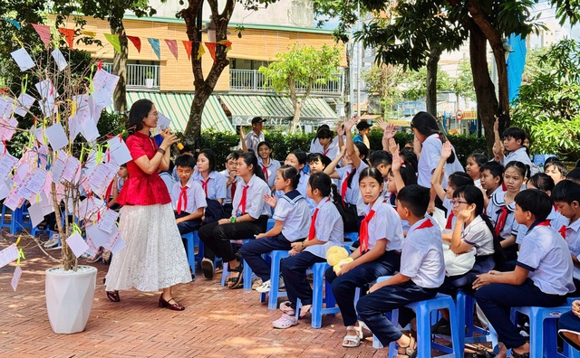Hứa Vĩ Văn về Đất Đỏ lan tỏa văn h&oacute;a đọc, truyền cảm hứng cho học sinh- Ảnh 1.