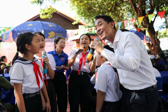 Hứa Vĩ Văn về Đất Đỏ lan tỏa văn h&oacute;a đọc, truyền cảm hứng cho học sinh- Ảnh 5.
