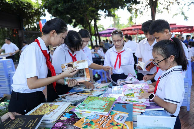 Hứa Vĩ Văn về Đất Đỏ lan tỏa văn h&oacute;a đọc, truyền cảm hứng cho học sinh- Ảnh 2.