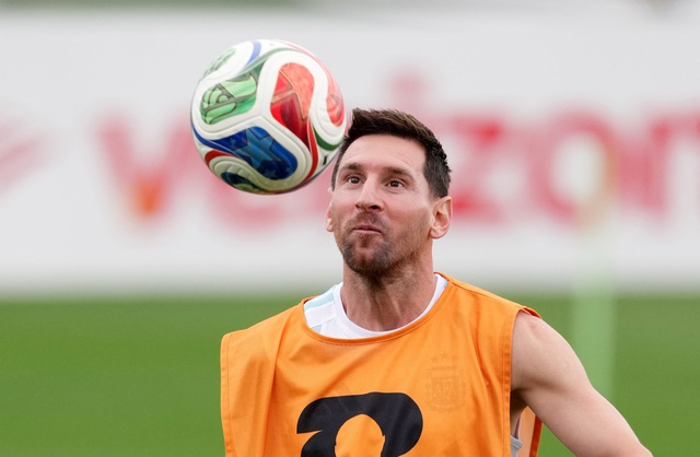 HLV Scaloni tiết lộ l&yacute; do Messi cần thi đấu trận thủ tục, Argentina mang th&ecirc;m 500 kg thịt b&ograve;- Ảnh 1.