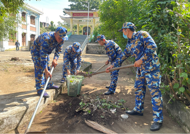 Lữ đo&agrave;n 954 Hải qu&acirc;n b&agrave;n giao nh&agrave;, tặng qu&agrave; gia đ&igrave;nh ch&iacute;nh s&aacute;ch ở Kh&aacute;nh H&ograve;a- Ảnh 3.