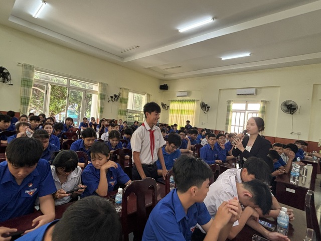 Đo&agrave;n vi&ecirc;n, học sinh Kh&aacute;nh H&ograve;a học c&aacute;ch biến AI th&agrave;nh "gia sư" - Ảnh 2.