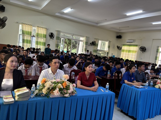 Đo&agrave;n vi&ecirc;n, học sinh Kh&aacute;nh H&ograve;a học c&aacute;ch biến AI th&agrave;nh "gia sư" - Ảnh 1.