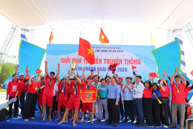 Rộn r&agrave;ng giải đua thuyền tr&ecirc;n d&ograve;ng s&ocirc;ng qu&ecirc; hương nh&agrave; thơ Tế Hanh- Ảnh 4.