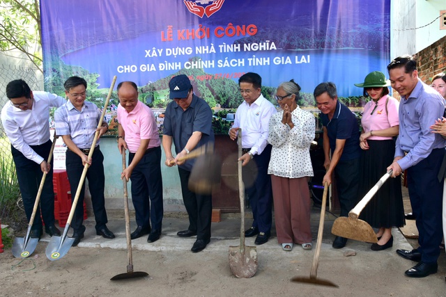 Hội doanh nghiệp trẻ Việt Nam tặng nh&agrave; t&igrave;nh nghĩa cho người d&acirc;n Gia Lai - Ảnh 1.