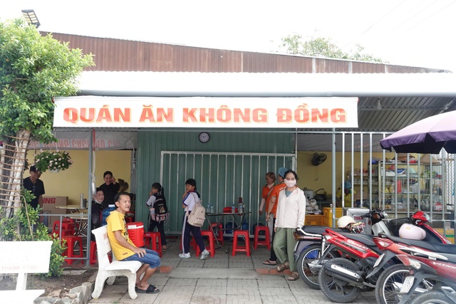 Chuyện tử tế: Qu&aacute;n cơm 0 đồng v&agrave; tấm l&ograve;ng của vị linh mục - Ảnh 1.