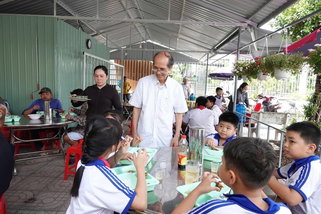 Chuyện tử tế: Qu&aacute;n cơm 0 đồng v&agrave; tấm l&ograve;ng của vị linh mục - Ảnh 2.