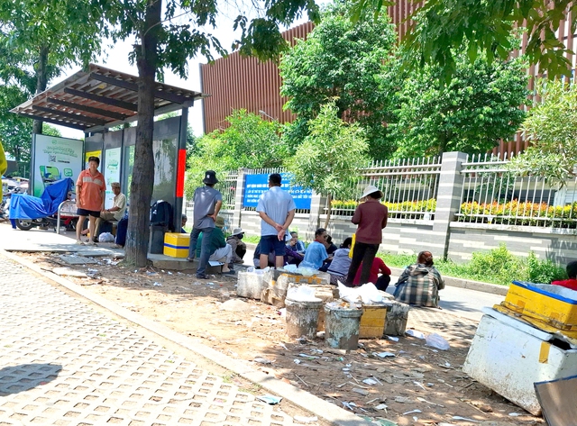 R&aacute;c bủa v&acirc;y nh&agrave; chờ xe bu&yacute;t - Ảnh 1.
