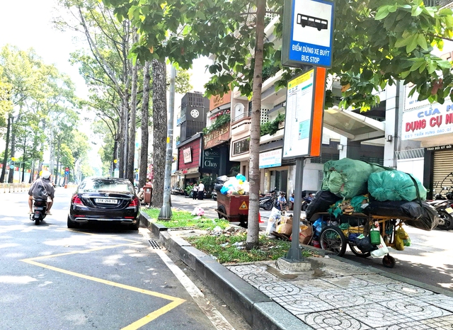R&aacute;c bủa v&acirc;y nh&agrave; chờ xe bu&yacute;t - Ảnh 2.