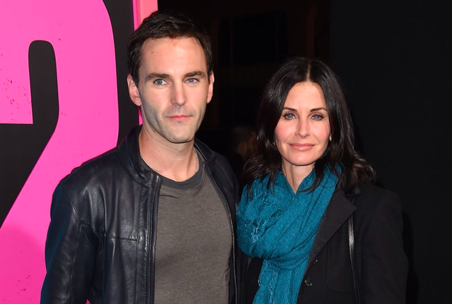 Courteney Cox của loạt phim 'Friends' chia tay bạn trai gắn b&oacute; hơn 10 năm - Ảnh 2.