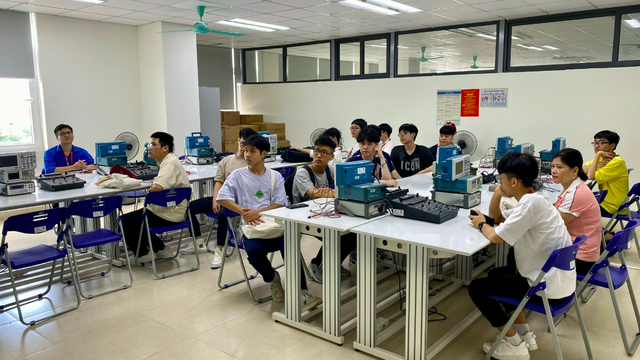 Bộ GD-ĐT c&ocirc;ng bố danh mục 111 ng&agrave;nh học được hưởng ch&iacute;nh s&aacute;ch học bổng đặc th&ugrave; - Ảnh 1.