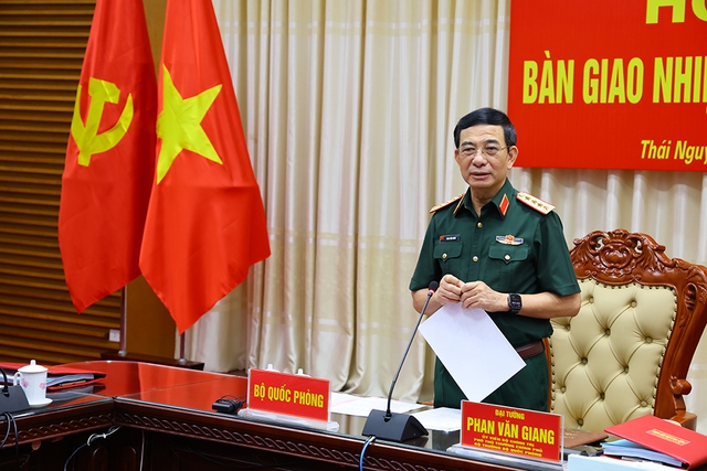 Thiếu tướng Trần Xu&acirc;n Mạnh tiếp nhận nhiệm vụ Tư lệnh Qu&acirc;n khu 1- Ảnh 2.