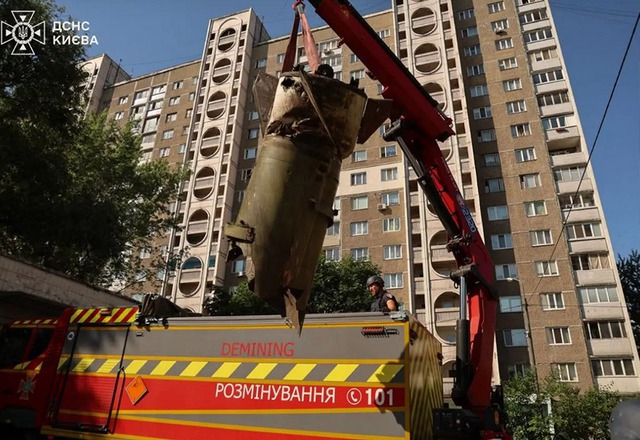 Nga tấn c&ocirc;ng Kyiv, Ukraine tập k&iacute;ch hai nh&agrave; m&aacute;y lọc dầu - Ảnh 1.