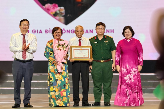 TP.HCM vinh danh 104 gia đình văn hóa - hạnh phúc tiêu biểu - Ảnh 3.