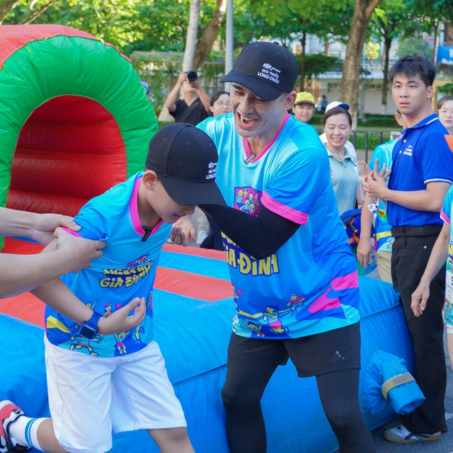 Trường Giang, Lương Thế Th&agrave;nh, L&ecirc; Phương c&ugrave;ng 500 gia đ&igrave;nh ba thế hệ l&agrave;m điều đặc biệt- Ảnh 2.