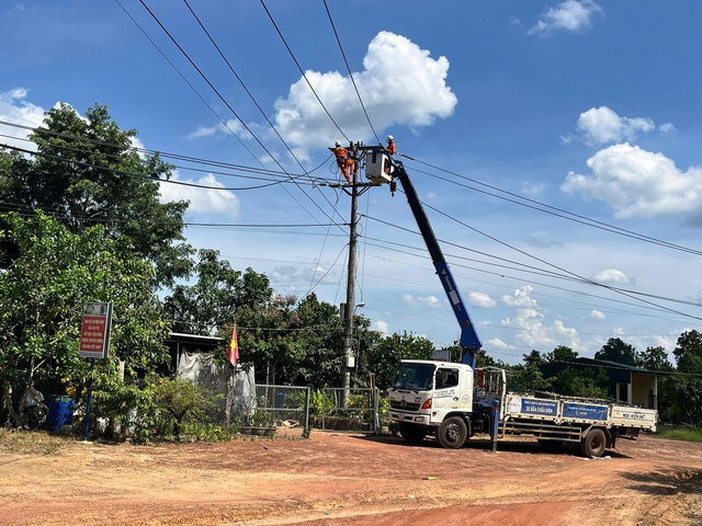 PC Quảng Ng&atilde;i thi c&ocirc;ng, chuyển đường d&acirc;y 35kV sang vận h&agrave;nh 22kV - Ảnh 1.