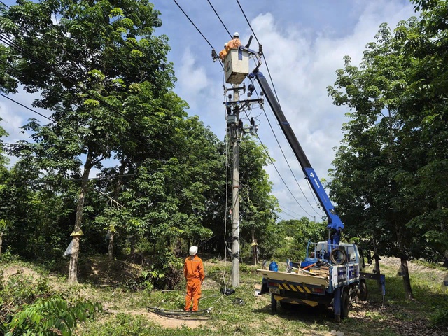 PC Quảng Ng&atilde;i thi c&ocirc;ng, chuyển đường d&acirc;y 35kV sang vận h&agrave;nh 22kV - Ảnh 2.