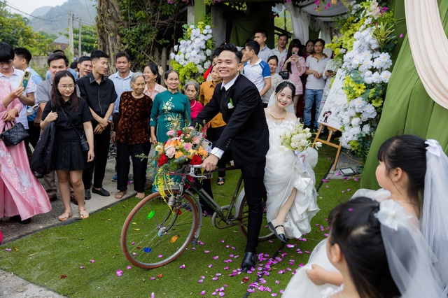 Ch&uacute; rể đạp xe đi rước d&acirc;u 'g&acirc;y sốt' mạng - Ảnh 2.