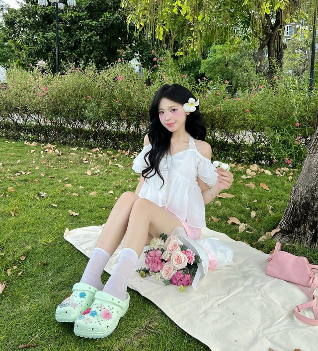 L&agrave;m mới phong c&aacute;ch dạo phố bằng d&eacute;p crocs- Ảnh 4.