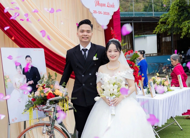 Ch&uacute; rể đạp xe đi rước d&acirc;u 'g&acirc;y sốt' mạng - Ảnh 4.
