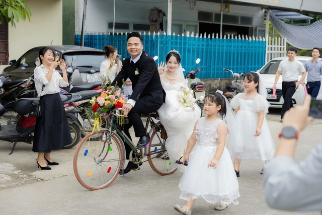Ch&uacute; rể đạp xe đi rước d&acirc;u 'g&acirc;y sốt' mạng - Ảnh 1.