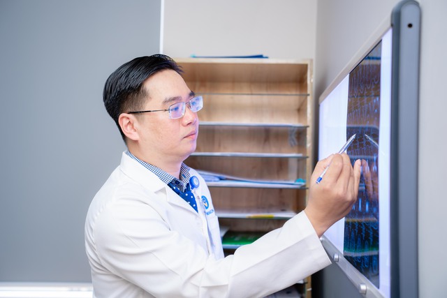 Chủ quan đau lưng, t&ecirc; ch&acirc;n: Nam sinh 23 tuổi ph&aacute;t hiện tho&aacute;t vị đĩa đệm - Ảnh 2.