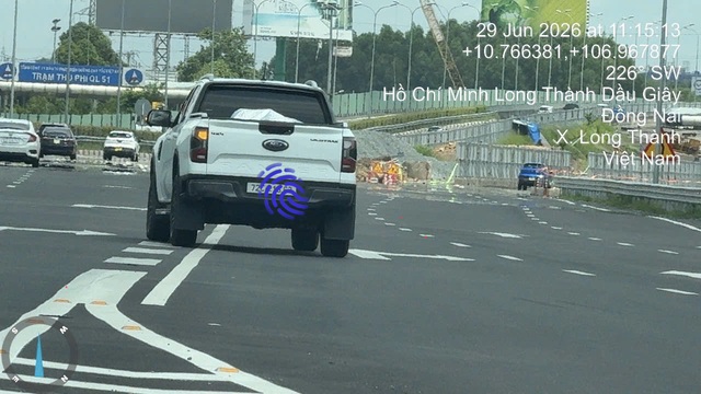 CSGT mật phục ghi h&igrave;nh tại n&uacute;t giao, nhiều t&agrave;i xế bị phạt nguội v&igrave; thao t&aacute;cnayf - Ảnh 2.