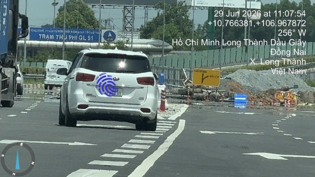 CSGT mật phục ghi h&igrave;nh tại n&uacute;t giao, nhiều t&agrave;i xế bị phạt nguội v&igrave; thao t&aacute;cnayf - Ảnh 3.