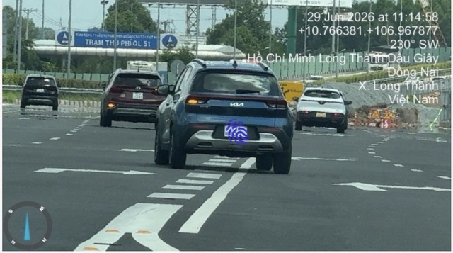 CSGT mật phục ghi h&igrave;nh tại n&uacute;t giao, nhiều t&agrave;i xế bị phạt nguội v&igrave; thao t&aacute;cnayf - Ảnh 1.