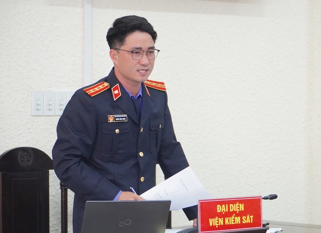  Thay kiểm sát viên ngay tại tòa - Ảnh 2.