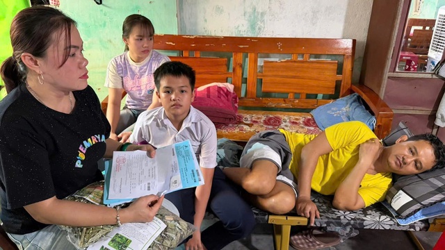 Ba mẹ c&ugrave;ng l&acirc;m bệnh, nữ sinh vi&ecirc;n 18 tuổi vất vả lo viện ph&iacute;- Ảnh 1.